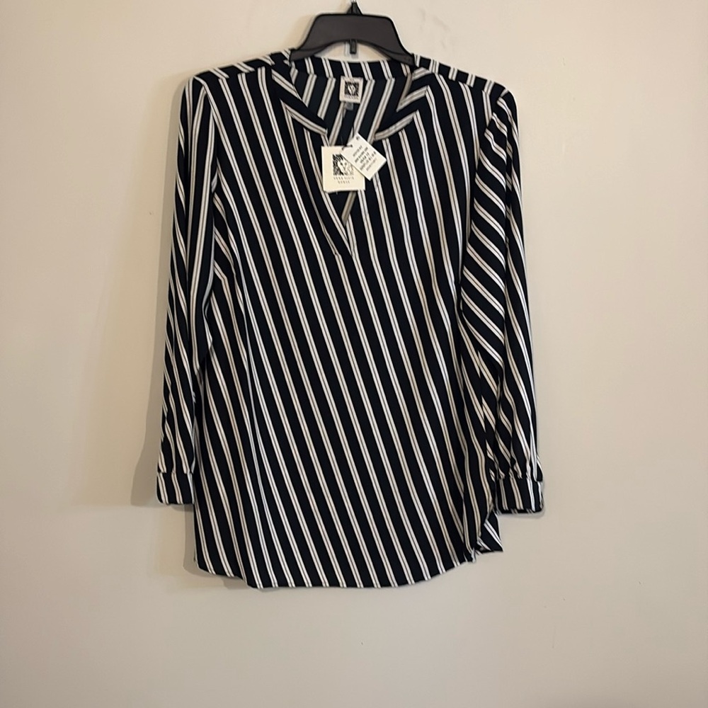 Anne Klein V neck blouse